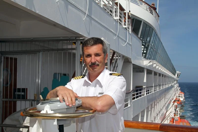 MS Artania Kapitän gestorben – Alle Fakten zum Tod 2013, Corona-Drama 2020 & heutige Kapitäne ms artania kapitän gestorben